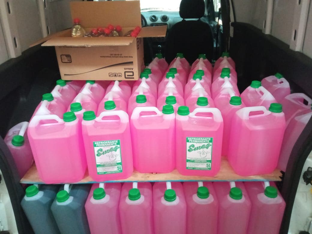 Camioneta EMAG cargada con bidones