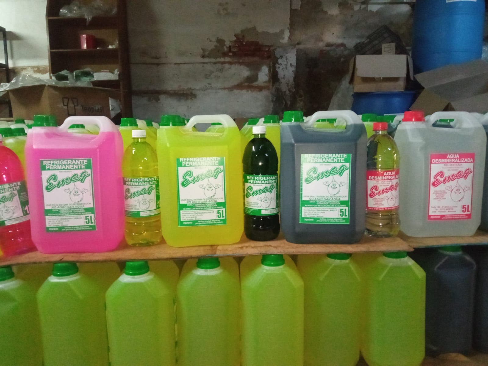 Estantería · bidones y botellas